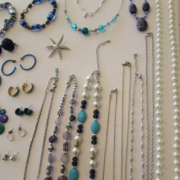 Lot of Costume Jewelry - Blues/Purples/Beads - Picture 12 of 15